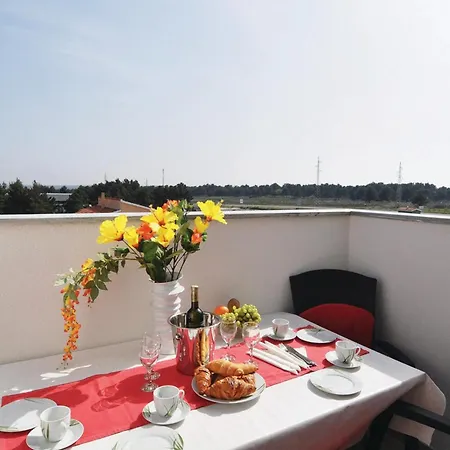 Apartman In With Swimming Pool Nin