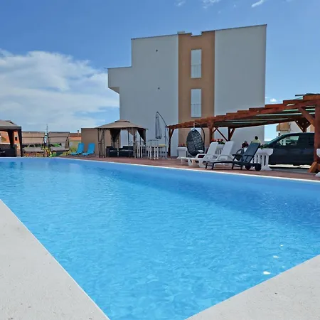 In With Swimming Pool Apartman Nin