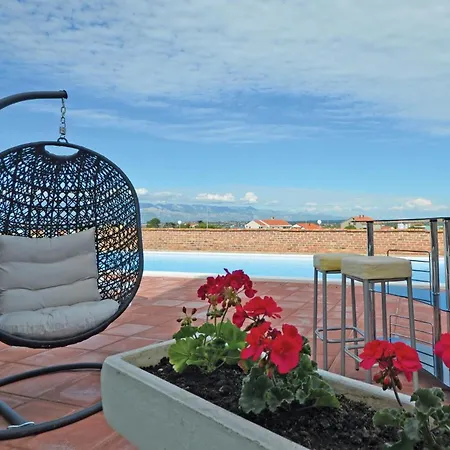 Apartman In With Swimming Pool Nin