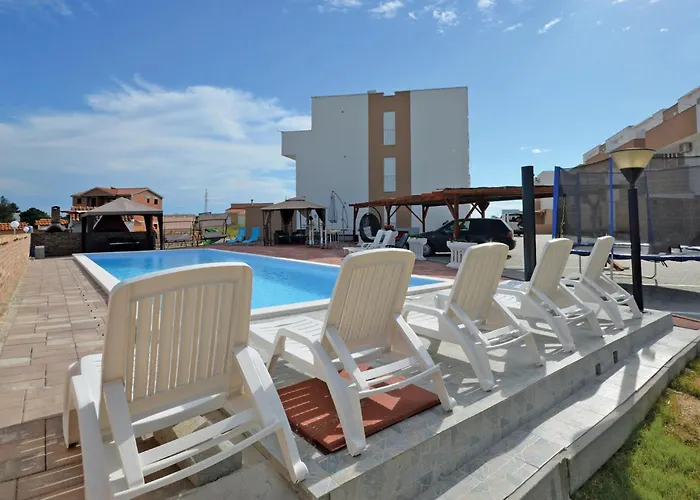 In With Swimming Pool Apartman Nin