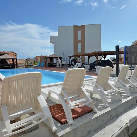 In With Swimming Pool Апартаменты Нин