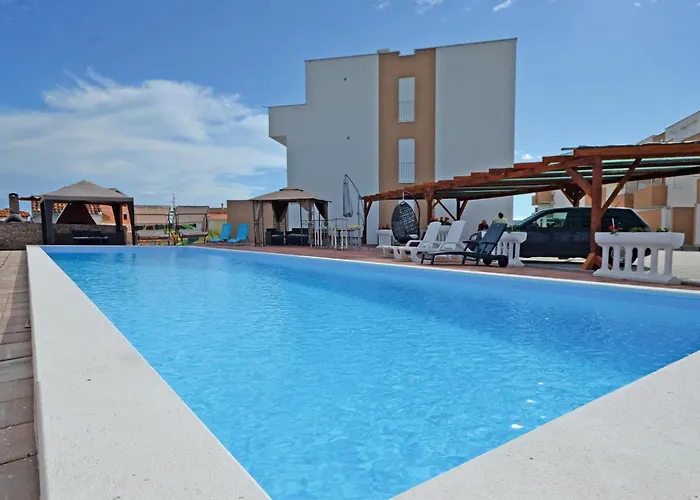 In With Swimming Pool Апартаменты Нин