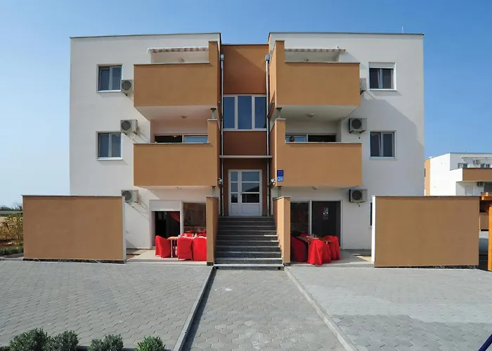 In With Swimming Pool Нин